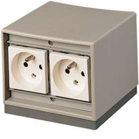 Borne équipée standard de 4 prises 2P + T10/16A h90mmxl110mmxp110mm gris clair|Hager-HAGTEHASOL506